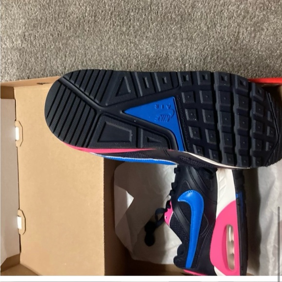 Nike air max size 5.5 youth bought for my daughter but they don’t fit - Picture 3 of 4